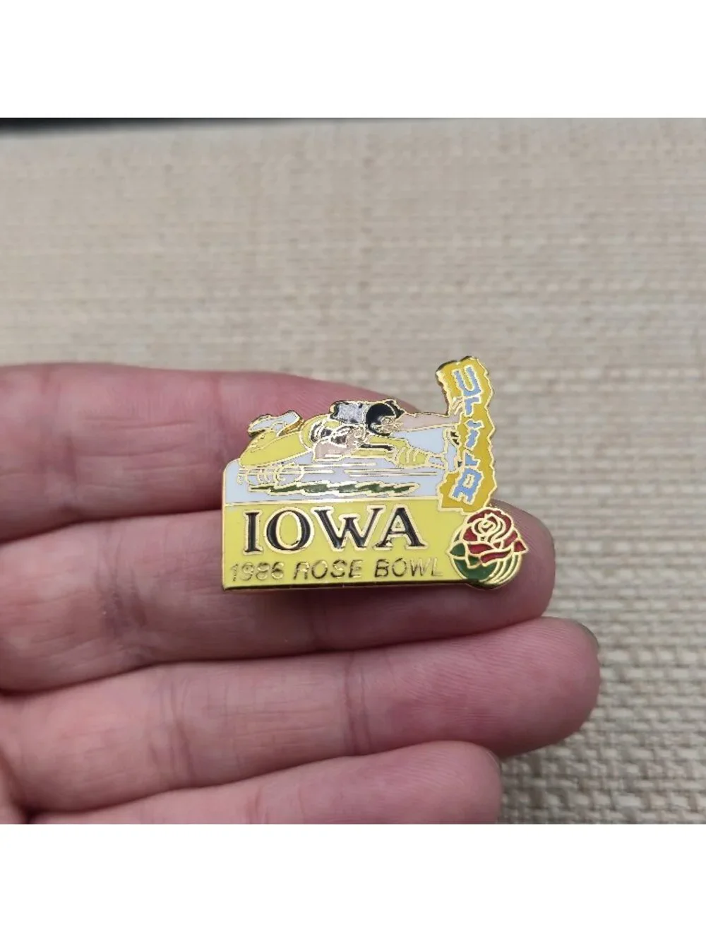Iowa Hawkeyes 1986 Rose Bowl Vintage Enamel Lapel Pin A8069